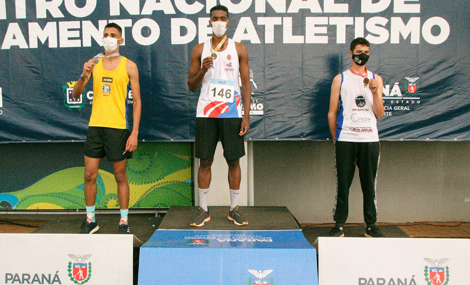 O Centro Nacional de Treinamento em Atletismo (CNTA), em Cascavel, mais uma vez foi palco de grandes disputas e importantes conquistas do atletismo paranaense. Neste último fim de semana (16 e 17), a cidade foi sede das mais variadas competições do atletismo na etapa estadual dos Jogos da Juventude do Paraná (JOJUPS) e dos Jogos Abertos do Paraná (JAPS), que contabilizaram 43 municípios participantes e mais de 500 atletas. - Curitiba, 18/10/2021 - Foto: Alexsandro Felix