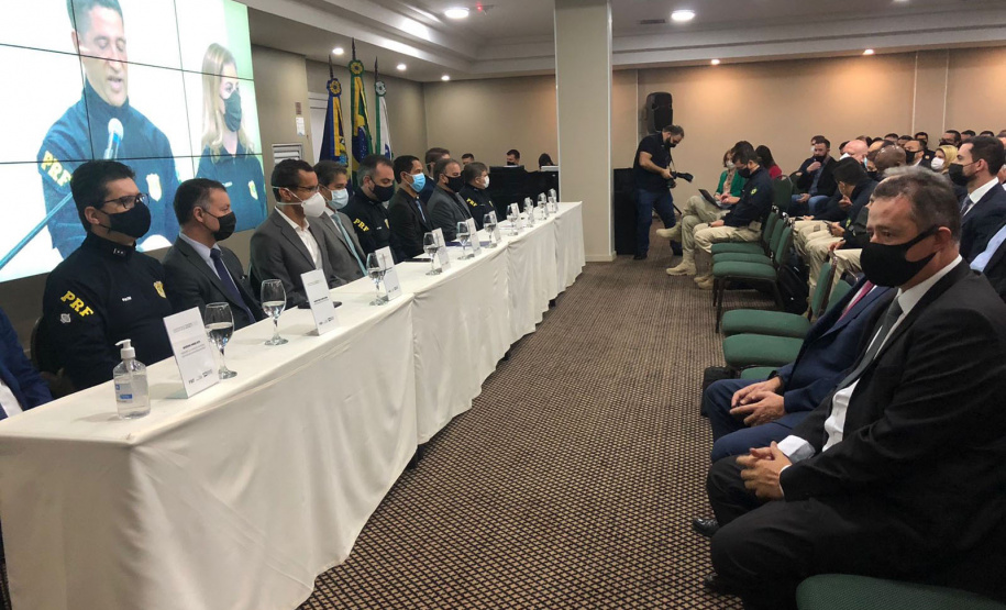 O Secretário da Segurança Pública do Paraná (Sesp), Romulo Marinho Soares, esteve nesta segunda-feira (18/10) em Foz do Iguaçu, no Oeste do Estado, como representante dos chefes do executivo estadual, governador Carlos Massa Ratinho Junior e do vice-governador Darci Piana, para a abertura do Encontro Nacional de Tecnologia e Inovação (ENATI) da Polícia Rodoviária Federal (PRF). - Foz do Iguaçu, 18/10/2021 - Foto: SESP-PR