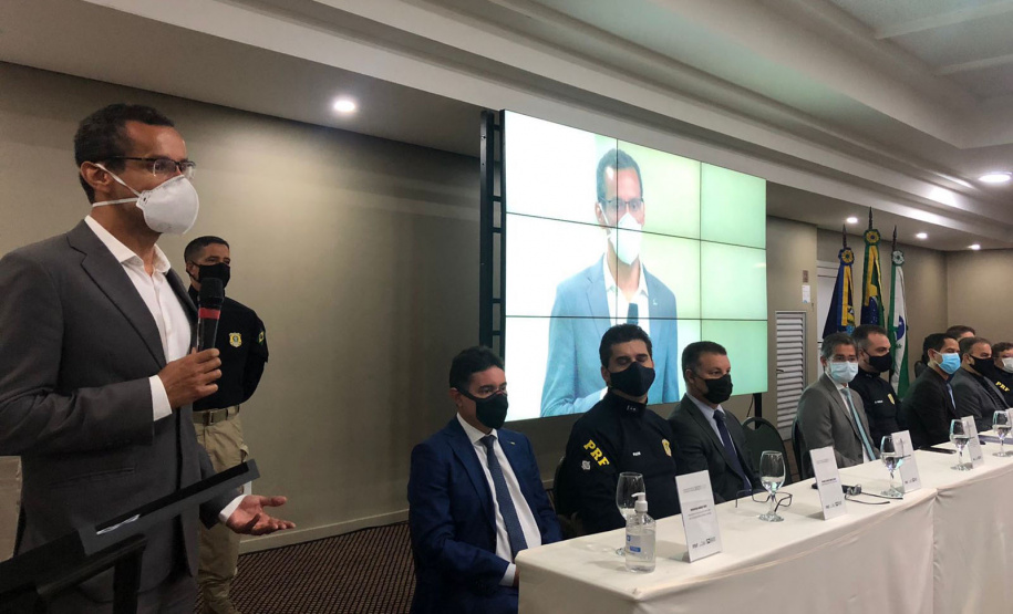 O Secretário da Segurança Pública do Paraná (Sesp), Romulo Marinho Soares, esteve nesta segunda-feira (18/10) em Foz do Iguaçu, no Oeste do Estado, como representante dos chefes do executivo estadual, governador Carlos Massa Ratinho Junior e do vice-governador Darci Piana, para a abertura do Encontro Nacional de Tecnologia e Inovação (ENATI) da Polícia Rodoviária Federal (PRF). - Foz do Iguaçu, 18/10/2021 - Foto: SESP-PR