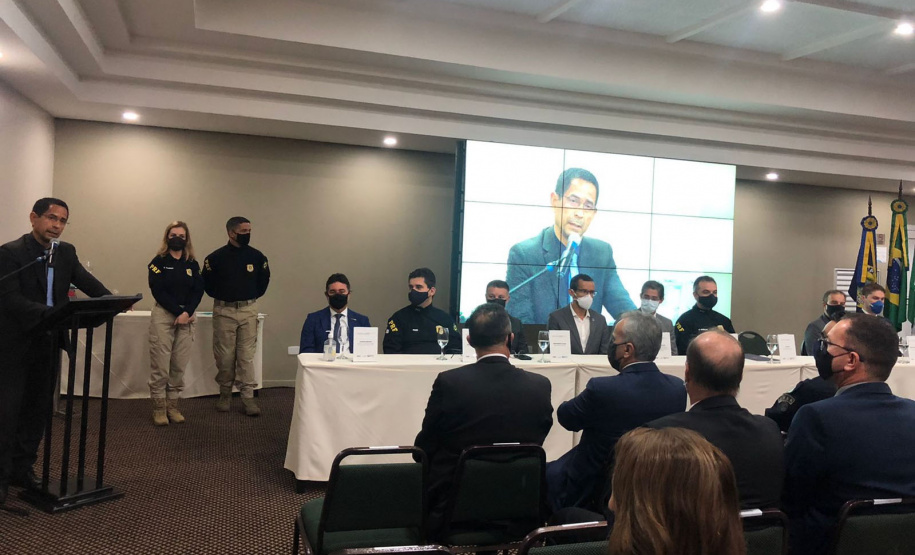 O Secretário da Segurança Pública do Paraná (Sesp), Romulo Marinho Soares, esteve nesta segunda-feira (18/10) em Foz do Iguaçu, no Oeste do Estado, como representante dos chefes do executivo estadual, governador Carlos Massa Ratinho Junior e do vice-governador Darci Piana, para a abertura do Encontro Nacional de Tecnologia e Inovação (ENATI) da Polícia Rodoviária Federal (PRF). - Foz do Iguaçu, 18/10/2021 - Foto: SESP-PR