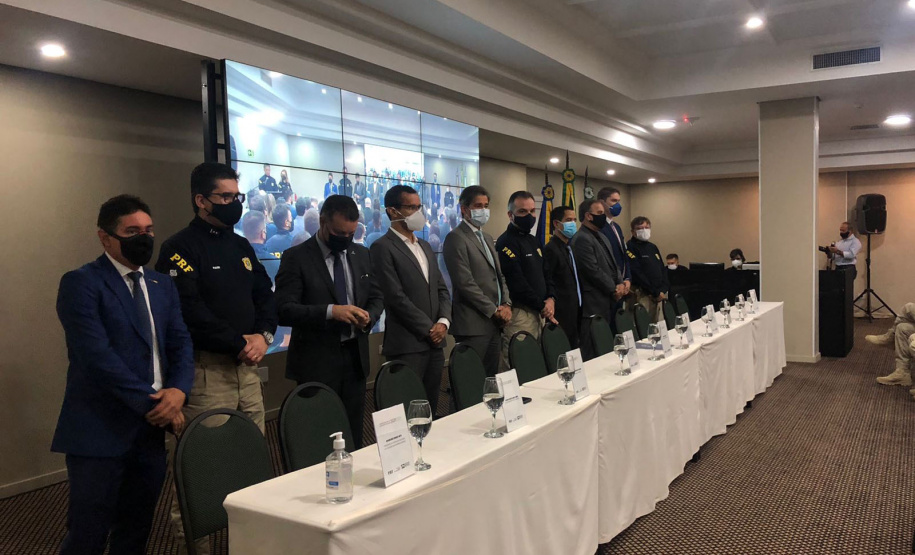 O Secretário da Segurança Pública do Paraná (Sesp), Romulo Marinho Soares, esteve nesta segunda-feira (18/10) em Foz do Iguaçu, no Oeste do Estado, como representante dos chefes do executivo estadual, governador Carlos Massa Ratinho Junior e do vice-governador Darci Piana, para a abertura do Encontro Nacional de Tecnologia e Inovação (ENATI) da Polícia Rodoviária Federal (PRF). - Foz do Iguaçu, 18/10/2021 - Foto: SESP-PR