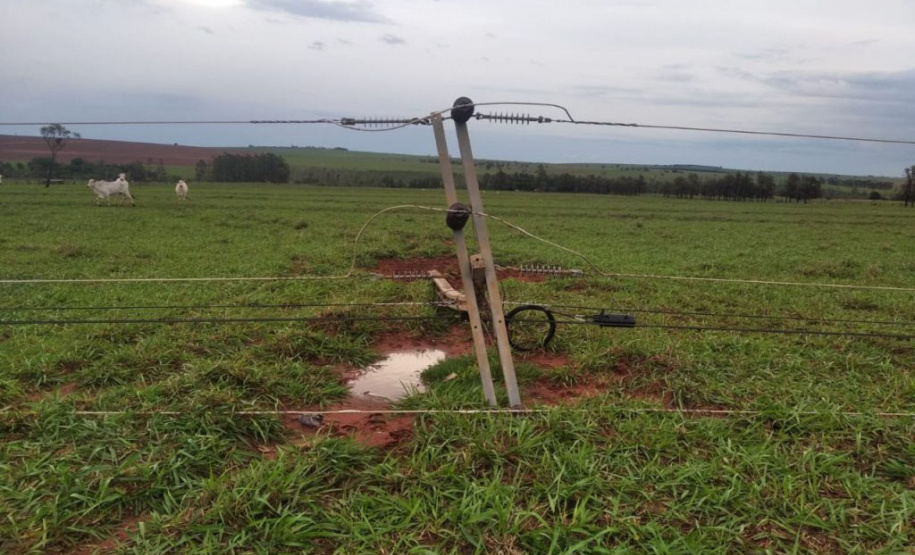 Já passa de 20 mil o total de ocorrências atendidas pela Copel desde o início do temporal da última semana. Somente ontem, cerca de 1,8 mil eletricistas estiveram em campo trabalhando na recomposição dos estragos provocados nas redes elétricas pelo segundo pior evento climático enfrentado pela empresa em toda a sua história.  - Curitiba, 18/10/2021 - Foto: Copel