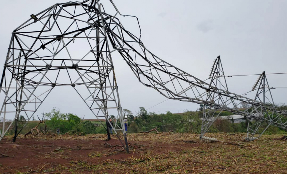 Já passa de 20 mil o total de ocorrências atendidas pela Copel desde o início do temporal da última semana. Somente ontem, cerca de 1,8 mil eletricistas estiveram em campo trabalhando na recomposição dos estragos provocados nas redes elétricas pelo segundo pior evento climático enfrentado pela empresa em toda a sua história.  - Curitiba, 18/10/2021 - Foto: Copel