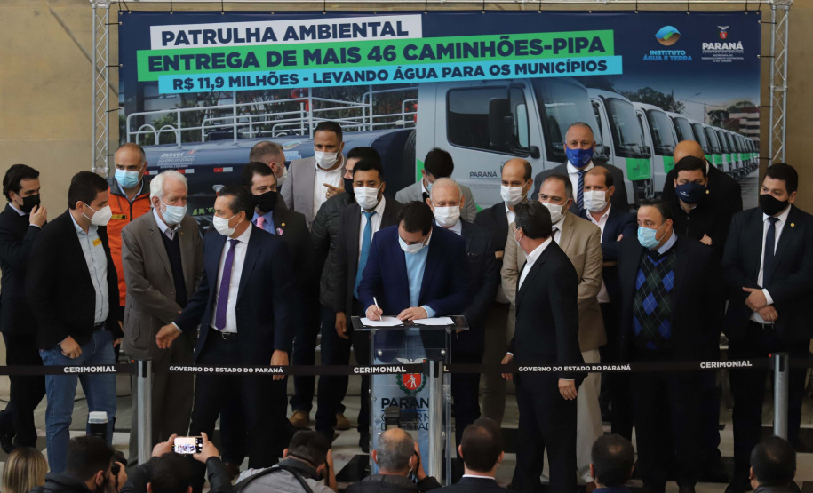 O governador Carlos Massa Ratinho Junior entrega nesta segunda-feira (18), caminhões-pipa para 46 municípios do Paraná    - 18/10/2021 - Foto: Geraldo Bubniak/AEN