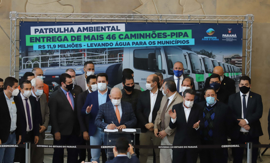 O governador Carlos Massa Ratinho Junior entrega nesta segunda-feira (18), caminhões-pipa para 46 municípios do Paraná    - 18/10/2021 - Foto: Geraldo Bubniak/AEN