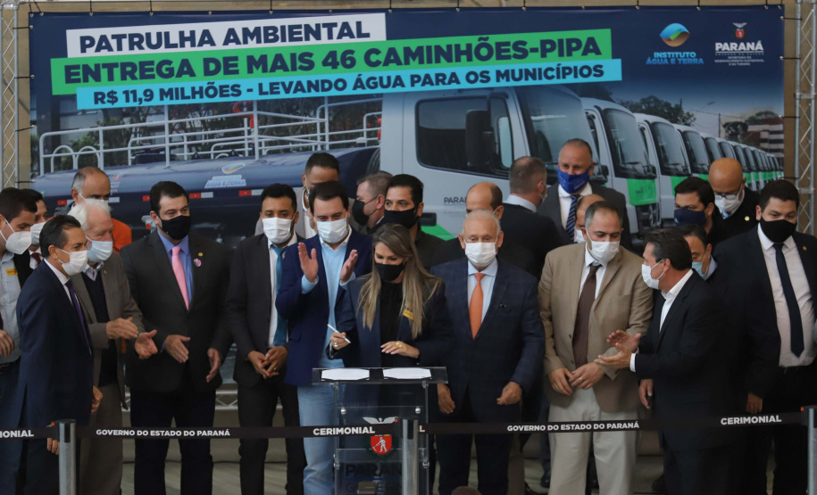 O governador Carlos Massa Ratinho Junior entrega nesta segunda-feira (18), caminhões-pipa para 46 municípios do Paraná    - 18/10/2021 - Foto: Geraldo Bubniak/AEN