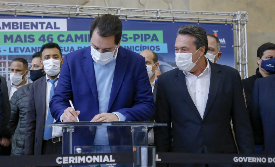 O governador Carlos Massa Ratinho Junior entregou nesta segunda-feira (18), em cerimônia no Palácio Iguaçu, caminhões-pipa para 46 cidades do Paraná