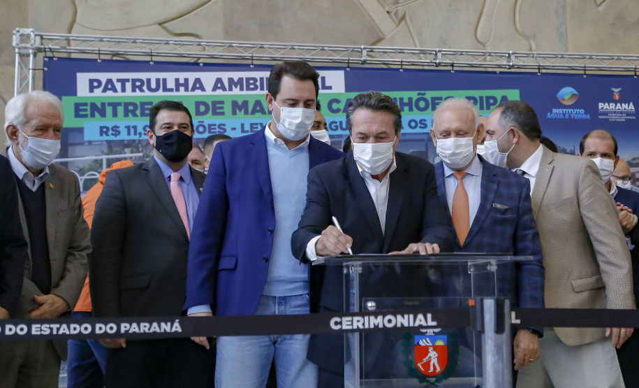 O governador Carlos Massa Ratinho Junior entregou nesta segunda-feira (18), em cerimônia no Palácio Iguaçu, caminhões-pipa para 46 cidades do Paraná