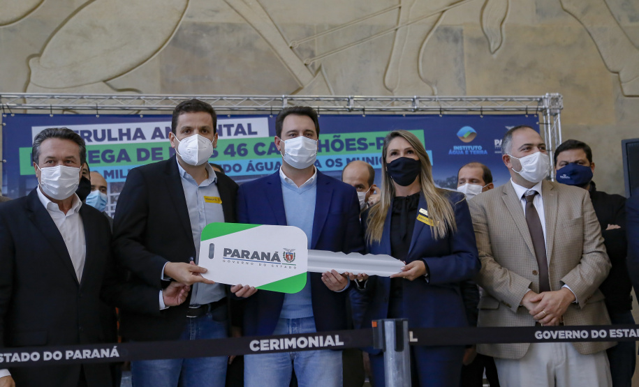 O governador Carlos Massa Ratinho Junior entregou nesta segunda-feira (18), em cerimônia no Palácio Iguaçu, caminhões-pipa para 46 cidades do Paraná