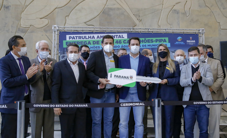 O governador Carlos Massa Ratinho Junior entregou nesta segunda-feira (18), em cerimônia no Palácio Iguaçu, caminhões-pipa para 46 cidades do Paraná