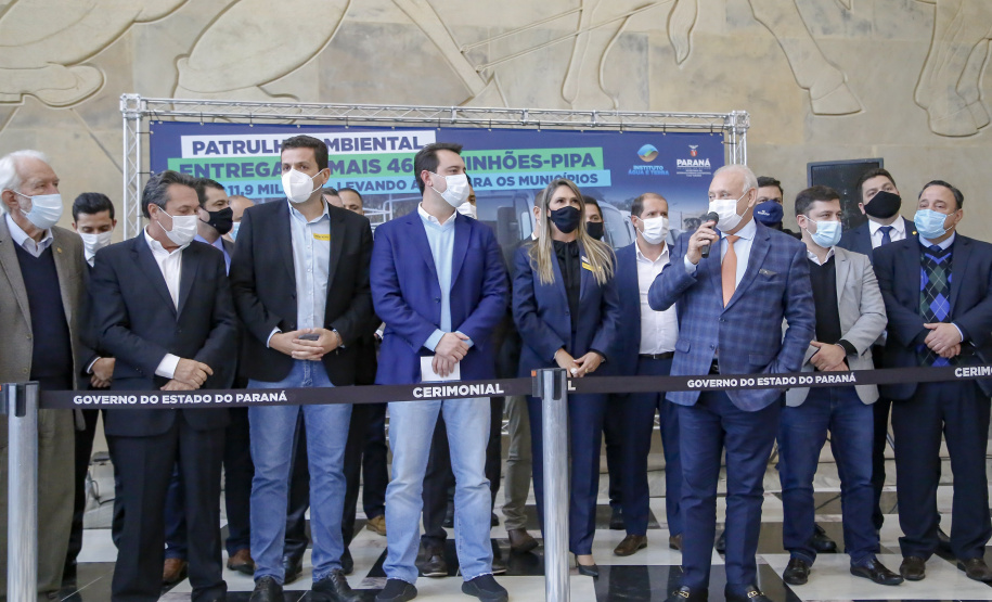 O governador Carlos Massa Ratinho Junior entregou nesta segunda-feira (18), em cerimônia no Palácio Iguaçu, caminhões-pipa para 46 cidades do Paraná