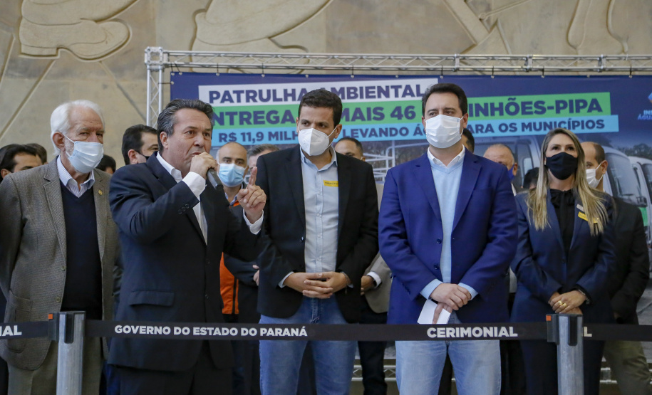 O governador Carlos Massa Ratinho Junior entregou nesta segunda-feira (18), em cerimônia no Palácio Iguaçu, caminhões-pipa para 46 cidades do Paraná