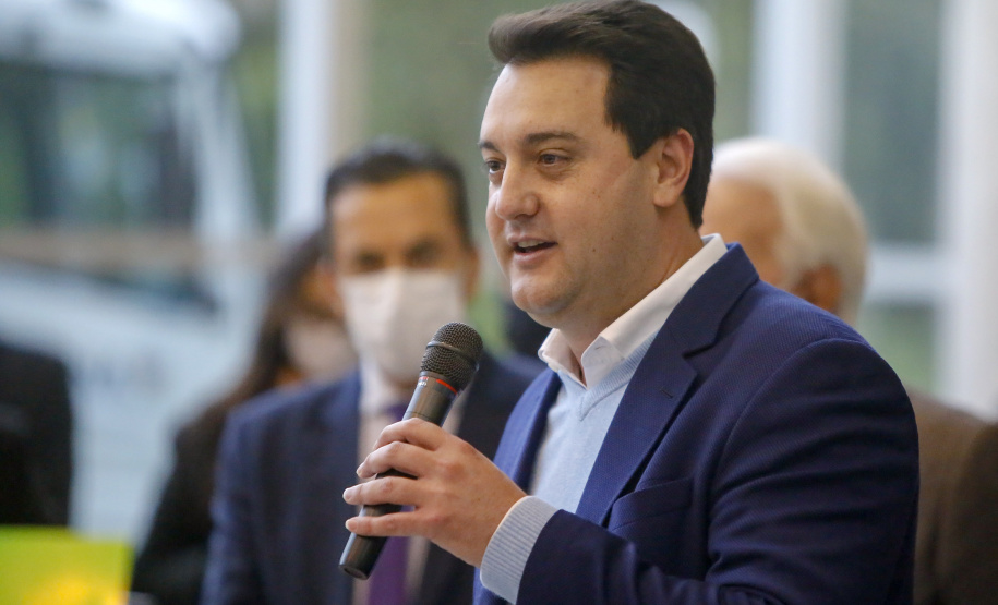 O governador Carlos Massa Ratinho Junior entregou nesta segunda-feira (18), em cerimônia no Palácio Iguaçu, caminhões-pipa para 46 cidades do Paraná