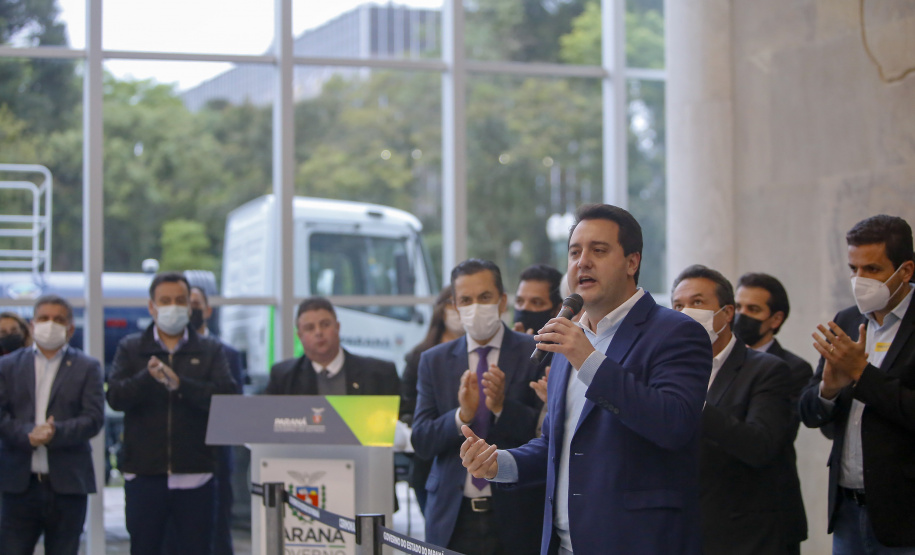 O governador Carlos Massa Ratinho Junior entregou nesta segunda-feira (18), em cerimônia no Palácio Iguaçu, caminhões-pipa para 46 cidades do Paraná