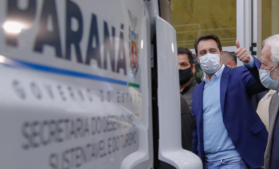 O governador Carlos Massa Ratinho Junior entregou nesta segunda-feira (18), em cerimônia no Palácio Iguaçu, caminhões-pipa para 46 cidades do Paraná