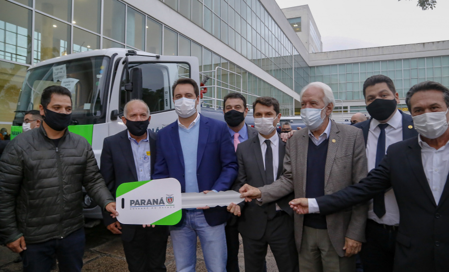 O governador Carlos Massa Ratinho Junior entregou nesta segunda-feira (18), em cerimônia no Palácio Iguaçu, caminhões-pipa para 46 cidades do Paraná