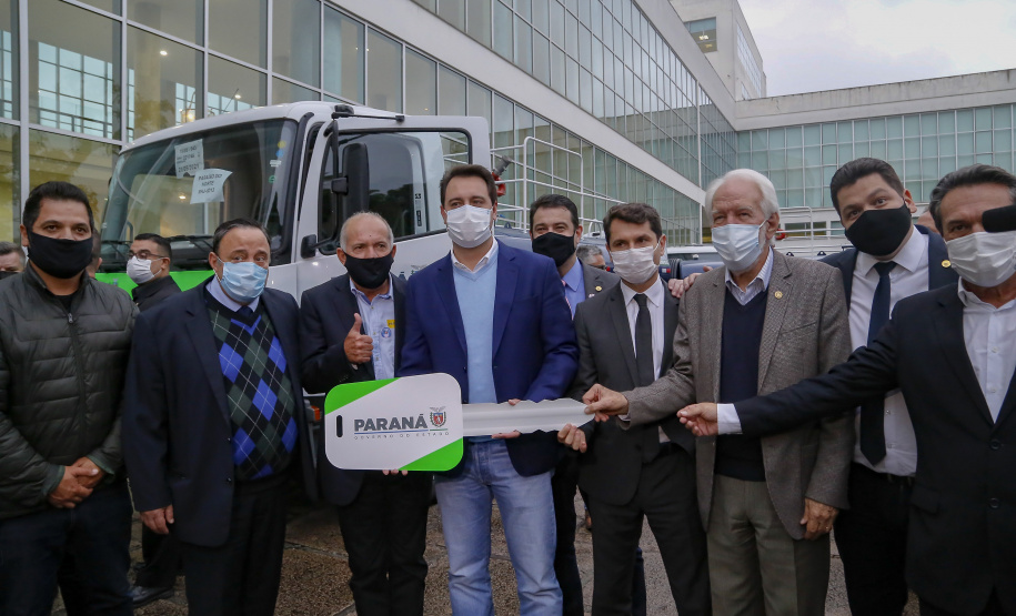 O governador Carlos Massa Ratinho Junior entregou nesta segunda-feira (18), em cerimônia no Palácio Iguaçu, caminhões-pipa para 46 cidades do Paraná