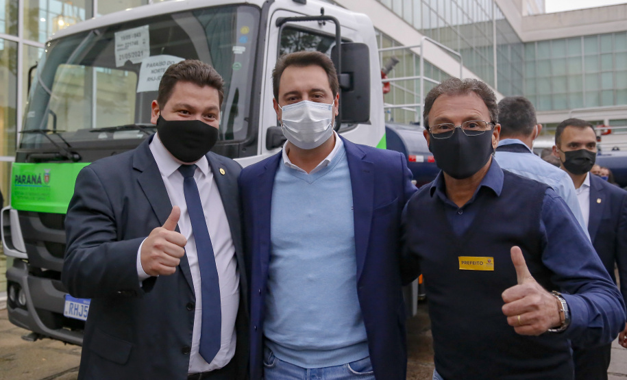 O governador Carlos Massa Ratinho Junior entregou nesta segunda-feira (18), em cerimônia no Palácio Iguaçu, caminhões-pipa para 46 cidades do Paraná