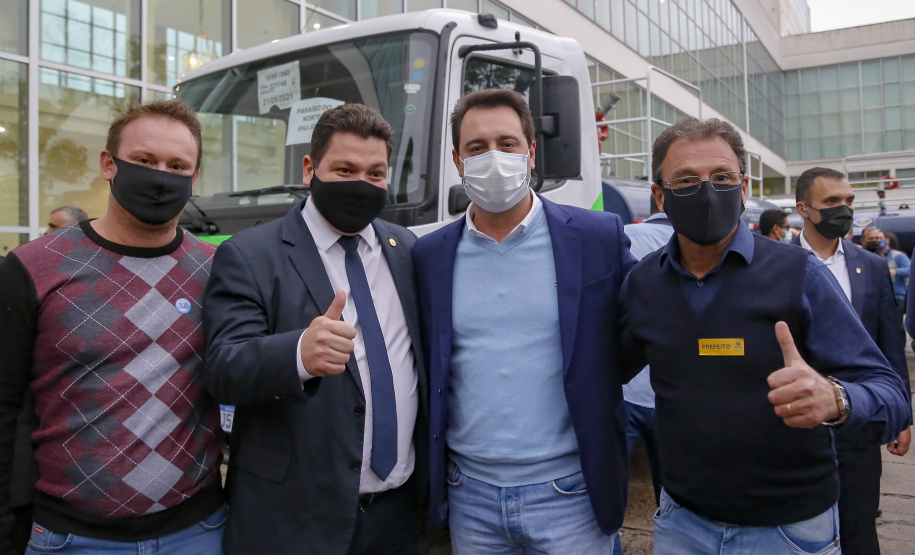 O governador Carlos Massa Ratinho Junior entregou nesta segunda-feira (18), em cerimônia no Palácio Iguaçu, caminhões-pipa para 46 cidades do Paraná