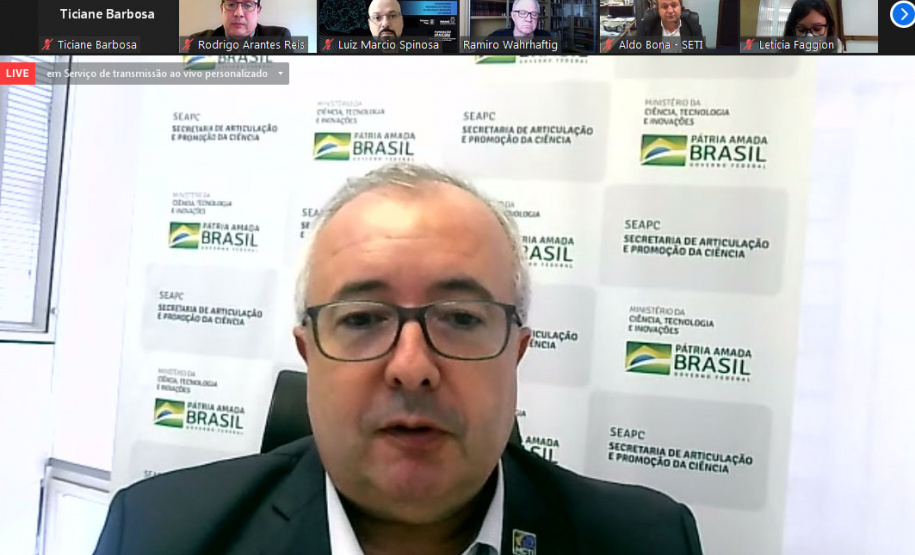 Com o objetivo de fortalecer a interação entre as instituições de ensino superior do Paraná e a sociedade através do desenvolvimento de diferentes estratégias e projetos de educação e divulgação da ciência, foi lançado nesta segunda-feira (18) o Novo Arranjo de Pesquisa e Inovação (NAPI) Educação para a Ciência e Divulgação Científica. - Curitiba, 18/10/2021 - Foto: Fundação Araucária