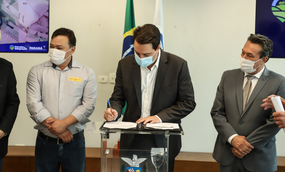 Mais dez municípios do Estado vão ganhar nova pavimentação em importantes estradas rurais, artérias de escoamento da produção agrícola paranaense. Os convênios foram assinados pelo governador Carlos Massa Ratinho Junior nesta terça-feira (19) em cerimônia no Palácio Iguaçu.  Foto: Ari Dias/ AEN.