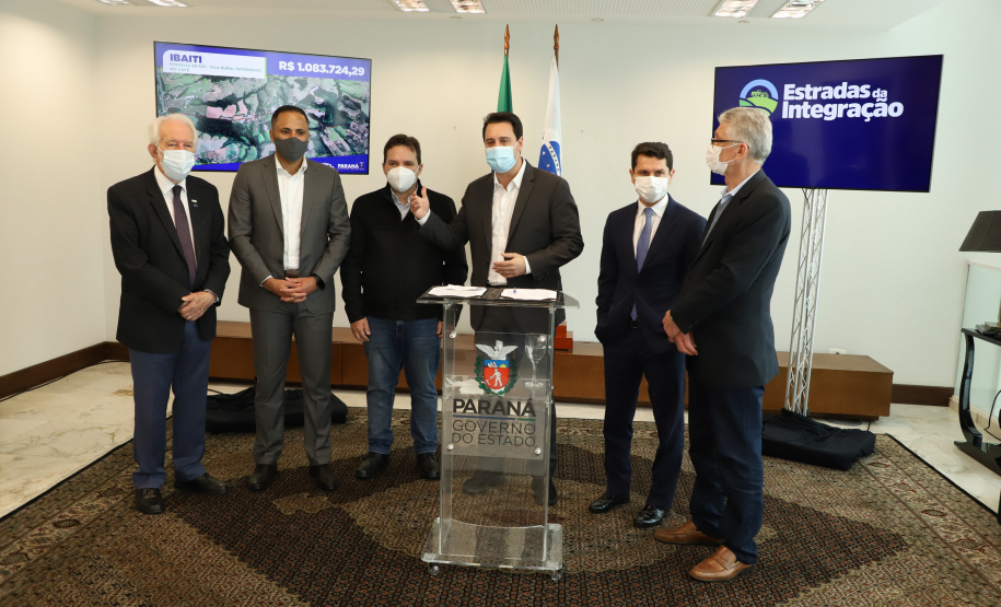 Mais dez municípios do Estado vão ganhar nova pavimentação em importantes estradas rurais, artérias de escoamento da produção agrícola paranaense. Os convênios foram assinados pelo governador Carlos Massa Ratinho Junior nesta terça-feira (19) em cerimônia no Palácio Iguaçu.  Foto: Ari Dias/ AEN.