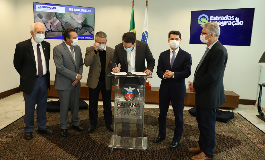 Mais dez municípios do Estado vão ganhar nova pavimentação em importantes estradas rurais, artérias de escoamento da produção agrícola paranaense. Os convênios foram assinados pelo governador Carlos Massa Ratinho Junior nesta terça-feira (19) em cerimônia no Palácio Iguaçu.  Foto: Ari Dias/ AEN.