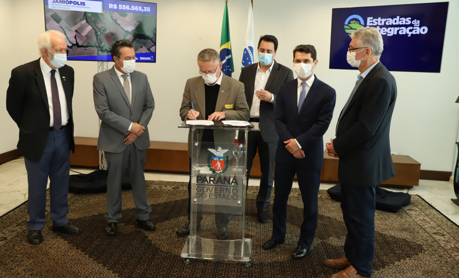 Mais dez municípios do Estado vão ganhar nova pavimentação em importantes estradas rurais, artérias de escoamento da produção agrícola paranaense. Os convênios foram assinados pelo governador Carlos Massa Ratinho Junior nesta terça-feira (19) em cerimônia no Palácio Iguaçu.  Foto: Ari Dias/ AEN.