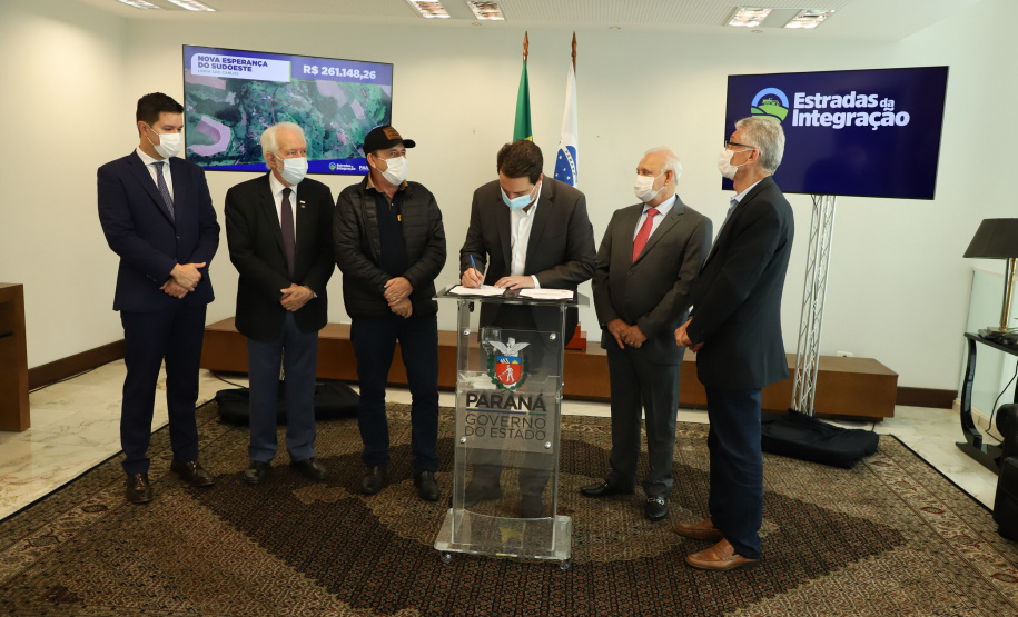 Mais dez municípios do Estado vão ganhar nova pavimentação em importantes estradas rurais, artérias de escoamento da produção agrícola paranaense. Os convênios foram assinados pelo governador Carlos Massa Ratinho Junior nesta terça-feira (19) em cerimônia no Palácio Iguaçu.  Foto: Ari Dias/ AEN.