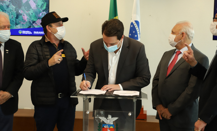Mais dez municípios do Estado vão ganhar nova pavimentação em importantes estradas rurais, artérias de escoamento da produção agrícola paranaense. Os convênios foram assinados pelo governador Carlos Massa Ratinho Junior nesta terça-feira (19) em cerimônia no Palácio Iguaçu.  Foto: Ari Dias/ AEN.
