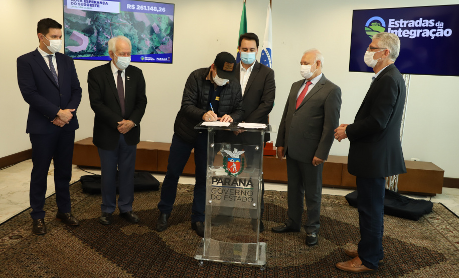 Mais dez municípios do Estado vão ganhar nova pavimentação em importantes estradas rurais, artérias de escoamento da produção agrícola paranaense. Os convênios foram assinados pelo governador Carlos Massa Ratinho Junior nesta terça-feira (19) em cerimônia no Palácio Iguaçu.  Foto: Ari Dias/ AEN.