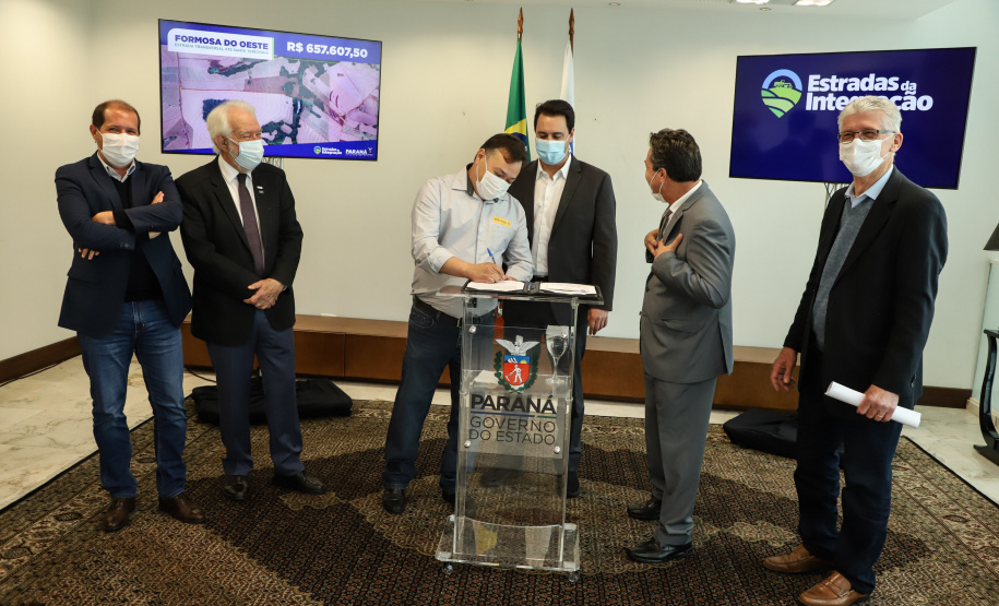 Mais dez municípios do Estado vão ganhar nova pavimentação em importantes estradas rurais, artérias de escoamento da produção agrícola paranaense. Os convênios foram assinados pelo governador Carlos Massa Ratinho Junior nesta terça-feira (19) em cerimônia no Palácio Iguaçu.  Foto: Ari Dias/ AEN.
