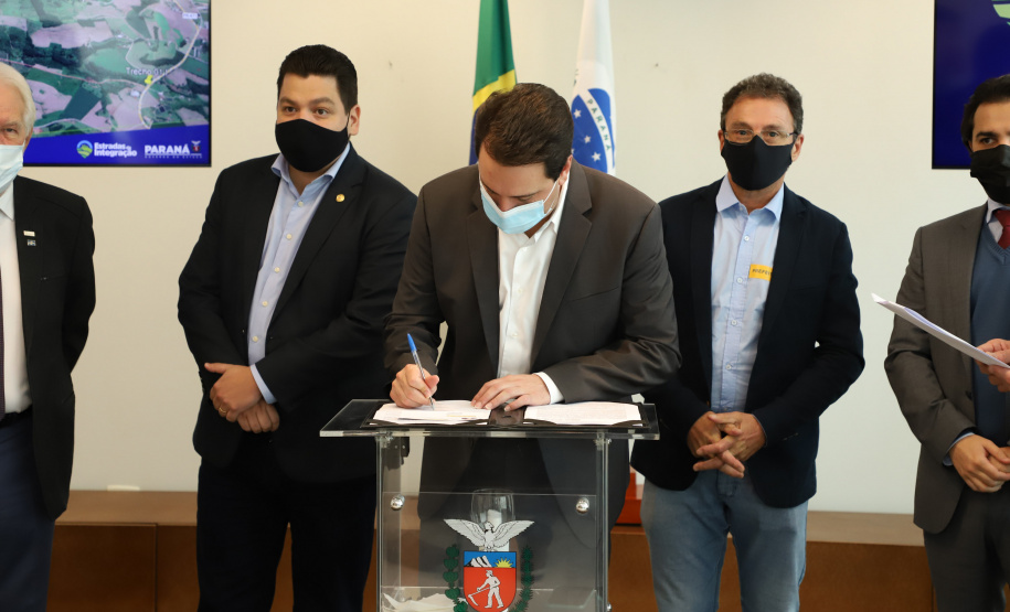 Mais dez municípios do Estado vão ganhar nova pavimentação em importantes estradas rurais, artérias de escoamento da produção agrícola paranaense. Os convênios foram assinados pelo governador Carlos Massa Ratinho Junior nesta terça-feira (19) em cerimônia no Palácio Iguaçu.  Foto: Ari Dias/ AEN.