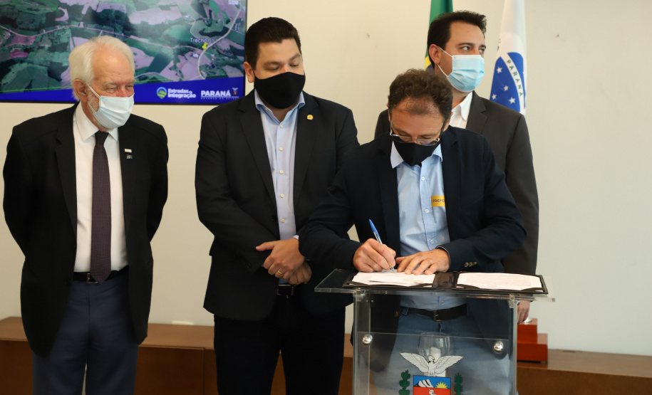 Mais dez municípios do Estado vão ganhar nova pavimentação em importantes estradas rurais, artérias de escoamento da produção agrícola paranaense. Os convênios foram assinados pelo governador Carlos Massa Ratinho Junior nesta terça-feira (19) em cerimônia no Palácio Iguaçu.  Foto: Ari Dias/ AEN.