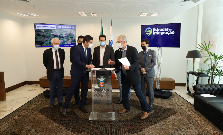 Mais dez municípios do Estado vão ganhar nova pavimentação em importantes estradas rurais, artérias de escoamento da produção agrícola paranaense. Os convênios foram assinados pelo governador Carlos Massa Ratinho Junior nesta terça-feira (19) em cerimônia no Palácio Iguaçu.  Foto: Ari Dias/ AEN.