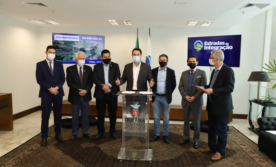 Mais dez municípios do Estado vão ganhar nova pavimentação em importantes estradas rurais, artérias de escoamento da produção agrícola paranaense. Os convênios foram assinados pelo governador Carlos Massa Ratinho Junior nesta terça-feira (19) em cerimônia no Palácio Iguaçu.  Foto: Ari Dias/ AEN.