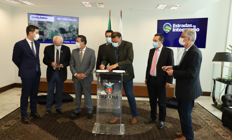 Mais dez municípios do Estado vão ganhar nova pavimentação em importantes estradas rurais, artérias de escoamento da produção agrícola paranaense. Os convênios foram assinados pelo governador Carlos Massa Ratinho Junior nesta terça-feira (19) em cerimônia no Palácio Iguaçu.  Foto: Ari Dias/ AEN.