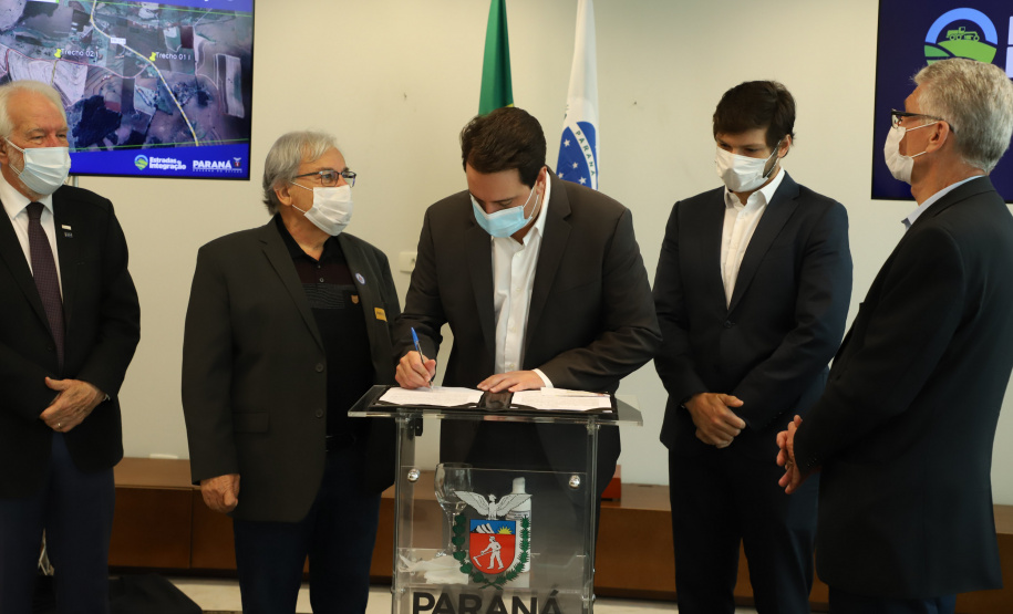 Mais dez municípios do Estado vão ganhar nova pavimentação em importantes estradas rurais, artérias de escoamento da produção agrícola paranaense. Os convênios foram assinados pelo governador Carlos Massa Ratinho Junior nesta terça-feira (19) em cerimônia no Palácio Iguaçu.  Foto: Ari Dias/ AEN.