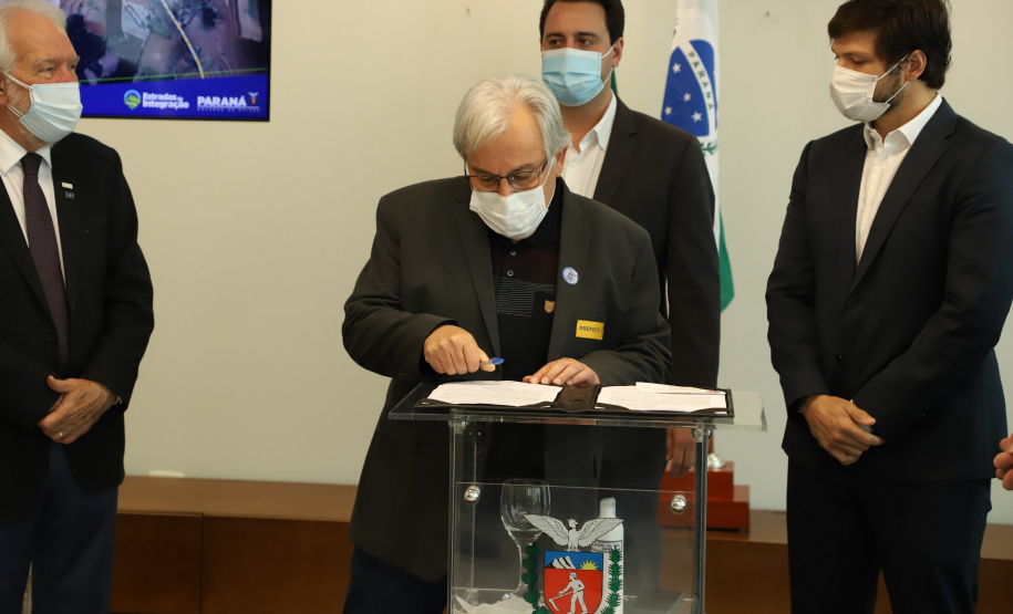 Mais dez municípios do Estado vão ganhar nova pavimentação em importantes estradas rurais, artérias de escoamento da produção agrícola paranaense. Os convênios foram assinados pelo governador Carlos Massa Ratinho Junior nesta terça-feira (19) em cerimônia no Palácio Iguaçu.  Foto: Ari Dias/ AEN.
