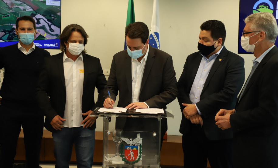 Mais dez municípios do Estado vão ganhar nova pavimentação em importantes estradas rurais, artérias de escoamento da produção agrícola paranaense. Os convênios foram assinados pelo governador Carlos Massa Ratinho Junior nesta terça-feira (19) em cerimônia no Palácio Iguaçu.  Foto: Ari Dias/ AEN.