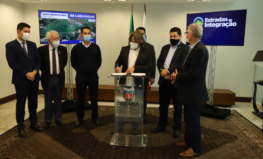 Mais dez municípios do Estado vão ganhar nova pavimentação em importantes estradas rurais, artérias de escoamento da produção agrícola paranaense. Os convênios foram assinados pelo governador Carlos Massa Ratinho Junior nesta terça-feira (19) em cerimônia no Palácio Iguaçu.  Foto: Ari Dias/ AEN.