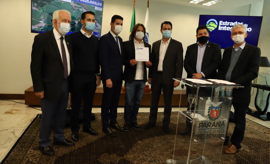 Mais dez municípios do Estado vão ganhar nova pavimentação em importantes estradas rurais, artérias de escoamento da produção agrícola paranaense. Os convênios foram assinados pelo governador Carlos Massa Ratinho Junior nesta terça-feira (19) em cerimônia no Palácio Iguaçu.  Foto: Ari Dias/ AEN.
