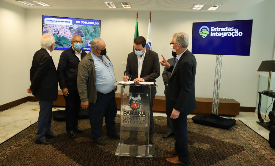 Mais dez municípios do Estado vão ganhar nova pavimentação em importantes estradas rurais, artérias de escoamento da produção agrícola paranaense. Os convênios foram assinados pelo governador Carlos Massa Ratinho Junior nesta terça-feira (19) em cerimônia no Palácio Iguaçu.  Foto: Ari Dias/ AEN.
