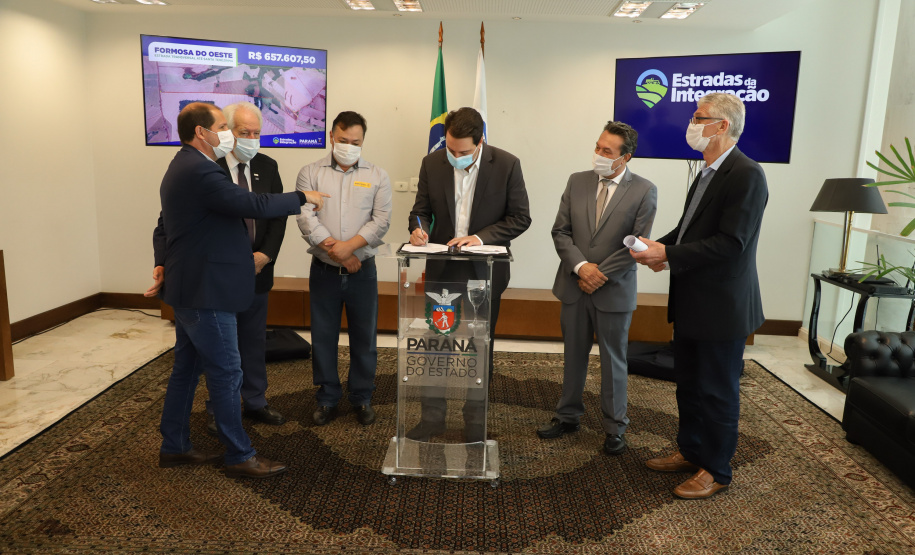 Mais dez municípios do Estado vão ganhar nova pavimentação em importantes estradas rurais, artérias de escoamento da produção agrícola paranaense. Os convênios foram assinados pelo governador Carlos Massa Ratinho Junior nesta terça-feira (19) em cerimônia no Palácio Iguaçu.  Foto: Ari Dias/ AEN.