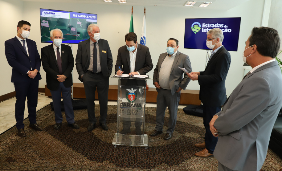 Mais dez municípios do Estado vão ganhar nova pavimentação em importantes estradas rurais, artérias de escoamento da produção agrícola paranaense. Os convênios foram assinados pelo governador Carlos Massa Ratinho Junior nesta terça-feira (19) em cerimônia no Palácio Iguaçu.  Foto: Ari Dias/ AEN.