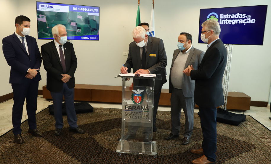 Mais dez municípios do Estado vão ganhar nova pavimentação em importantes estradas rurais, artérias de escoamento da produção agrícola paranaense. Os convênios foram assinados pelo governador Carlos Massa Ratinho Junior nesta terça-feira (19) em cerimônia no Palácio Iguaçu.  Foto: Ari Dias/ AEN.