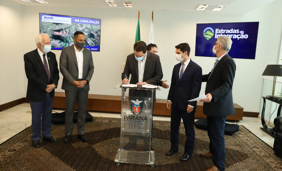 Mais dez municípios do Estado vão ganhar nova pavimentação em importantes estradas rurais, artérias de escoamento da produção agrícola paranaense. Os convênios foram assinados pelo governador Carlos Massa Ratinho Junior nesta terça-feira (19) em cerimônia no Palácio Iguaçu.  Foto: Ari Dias/ AEN.N.