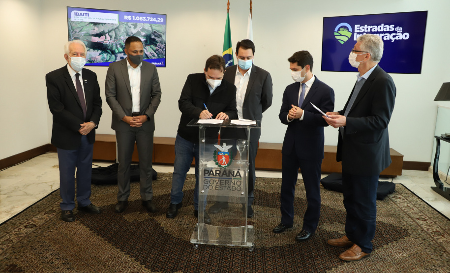 Mais dez municípios do Estado vão ganhar nova pavimentação em importantes estradas rurais, artérias de escoamento da produção agrícola paranaense. Os convênios foram assinados pelo governador Carlos Massa Ratinho Junior nesta terça-feira (19) em cerimônia no Palácio Iguaçu.  Foto: Ari Dias/ AEN.