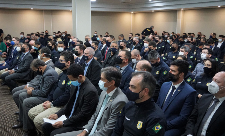 O secretário nacional de Trânsito, Frederico Carneiro, reuniu-se com representantes da Argentina e Paraguai, em Foz do Iguaçu, na tarde desta segunda-feira (18), para apresentar os aplicativos de documentos digitais. - Foz do Iguaçu, 19/10/2021 - Foto: Allan Marba/Detran-PR