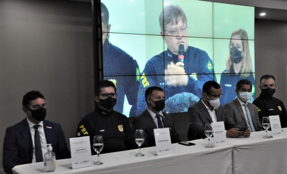 O secretário nacional de Trânsito, Frederico Carneiro, reuniu-se com representantes da Argentina e Paraguai, em Foz do Iguaçu, na tarde desta segunda-feira (18), para apresentar os aplicativos de documentos digitais. - Foz do Iguaçu, 19/10/2021 - Foto: Allan Marba/Detran-PR